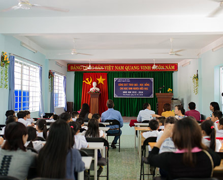 SSIT’s management team visited Nguyen Thi Dinh Elementary school in Tan Thanh district